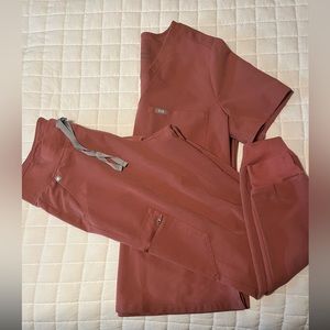 NWOT Figs woman’s scrubs Top size Large and Joggers size Medium
